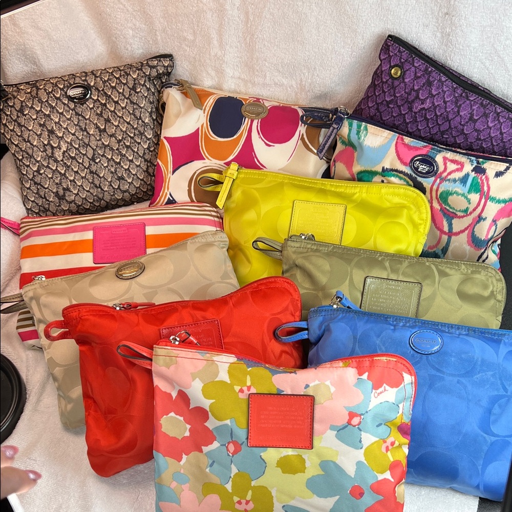 Coach Weekender Set, PICK ONE, comes with bag and cosmetic pouch - Picture 2 of 3